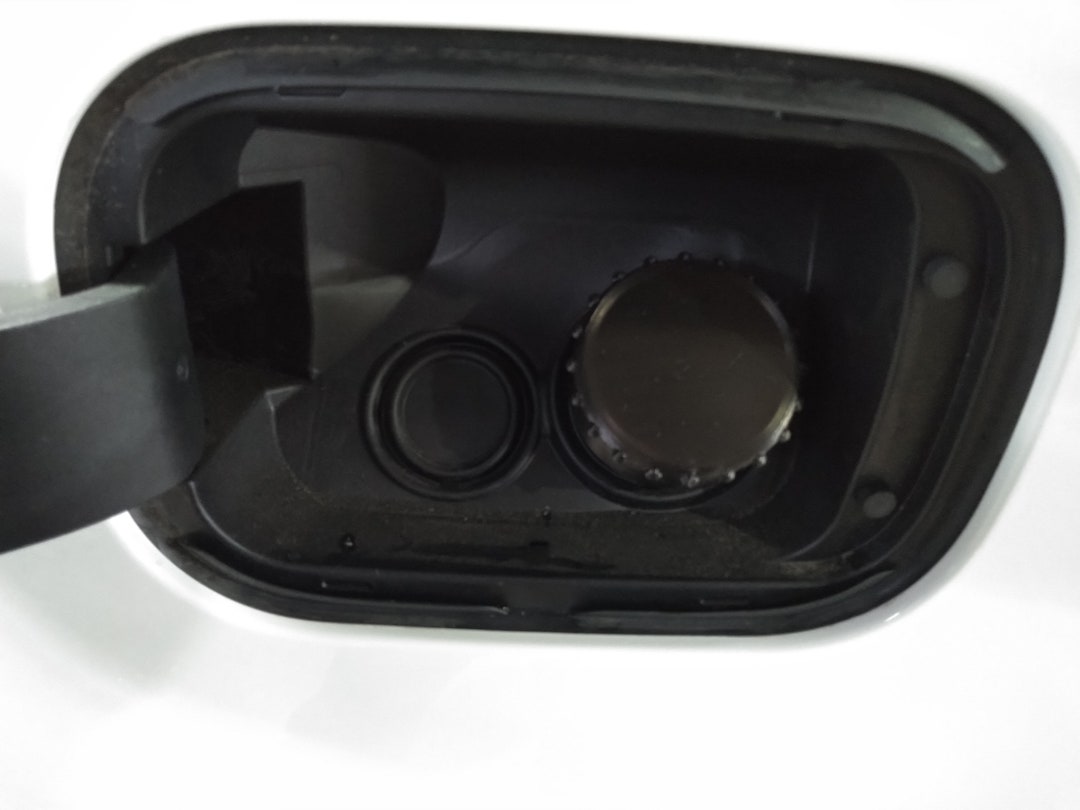 gas-cap-dust-cover-for-chevrolet-silverado-gmc-sierra-capless-fuel