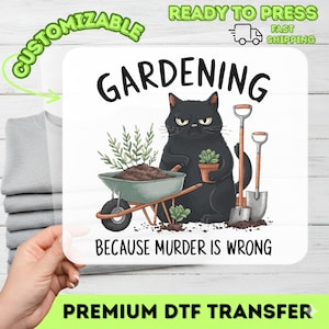 Könnte beinhalten: Ein weißer quadratischer DTF-Transfer mit einer mürrischen schwarzen Katze mit Gartengeräten und einer Schubkarre. Der Text lautet „GARDENING BECAUSE MURDER IS WRONG“. Das Design enthält die Wörter „CUSTOMIZABLE“ und „READY TO PRESS“.