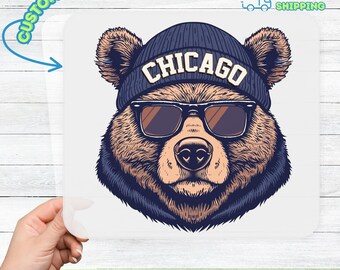 Applicazione termoadesiva divertente con l'orso di Chicago (DTF) per t-shirt e felpe in stile streetwear, abbigliamento cool per chi ama la città.