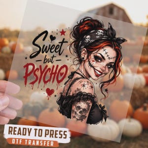 Peut inclure: Une feuille de transfert DTF avec le dessin d'une personne aux cheveux striés de rouge, portant un bandana à motifs de crânes et un tatouage de crâne sur le bras. Le texte indique Sweet but PSYCHO en lettres noires et rouges.