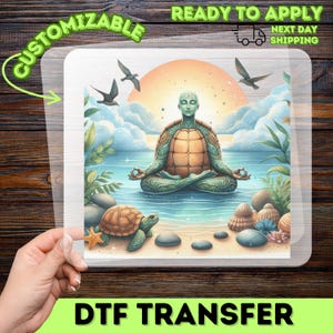 Puede incluir: Una hoja de transferencia DTF cuadrada con una tortuga antropomórfica de rostro humano meditando en posición de loto sobre el agua. La escena incluye un atardecer, nubes, aves volando, una tortuga pequeña, conchas y piedras lisas.