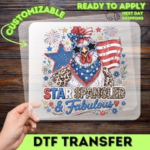 Puede incluir: Una hoja de transferencia DTF con un pollo blanco que lleva gafas de sol en forma de estrella, un pañuelo patriótico y un lazo. El diseño incluye una bandera estadounidense, fuegos artificiales, flores y el texto STAR SPANGLED & FABULOUS.