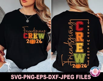Puede incluir: Una camiseta negra con un diseño gráfico que incluye el texto Friendsgiving CREW 2026 y una ilustración de calabaza en el frente, y el texto Friendsgiving CREW TRIBE WE CHOSE 2026 con una ilustración de calabaza en la parte posterior.