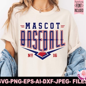 Pode incluir: Uma camiseta branca com um gr&aacute;fico de beisebol vermelho, branco e azul. O gr&aacute;fico diz "MASCOT BASEBALL" com os n&uacute;meros "NO. 16" abaixo.
