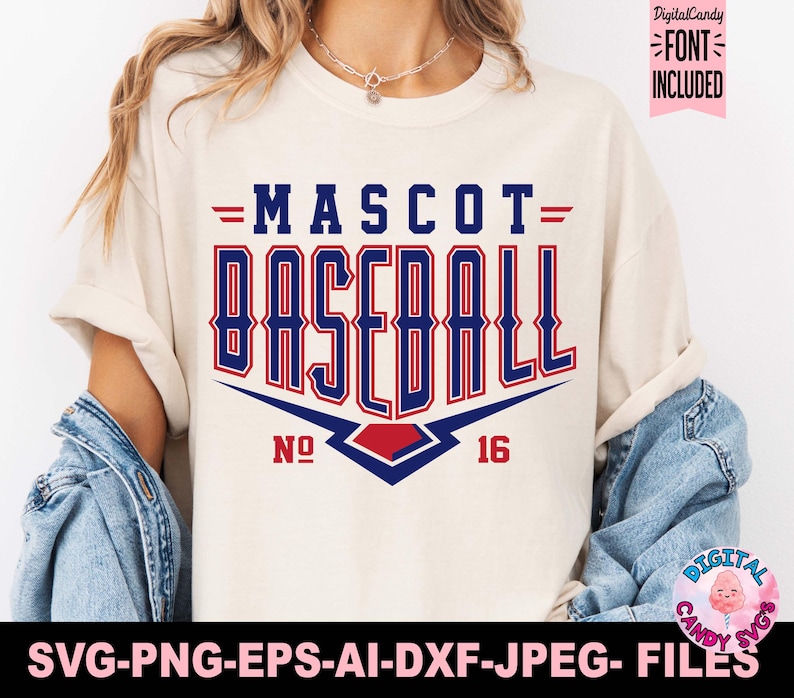 Pode incluir: Uma camiseta branca com um gr&aacute;fico de beisebol vermelho, branco e azul. O gr&aacute;fico diz "MASCOT BASEBALL" com os n&uacute;meros "NO. 16" abaixo.