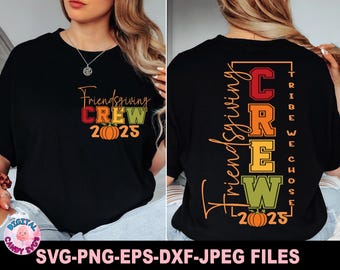 Puede incluir: Camiseta negra con "Friendsgiving CREW 2025" en texto colorido y un gráfico de calabaza. La parte trasera de la camiseta presenta el texto "Friendsgiving CREW 2025 Tribe We Choose". La camiseta tiene un tema otoñal.