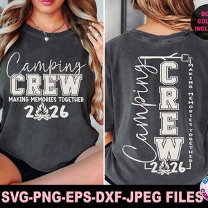 Peut inclure: T-shirt gris foncé avec l'inscription "Camping Crew" en blanc, avec un motif de feu de camp et les mots "Making Memories Together" et "2026". Le dos du t-shirt reprend le motif en format vertical.