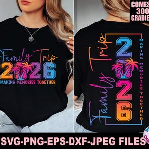 Op de afbeelding: Zwart t-shirt met een kleurrijk "Family Trip 2026" ontwerp. Het ontwerp bevat palmbomen en de zin "Making Memories Together". De achterkant van het shirt heeft ook hetzelfde ontwerp.