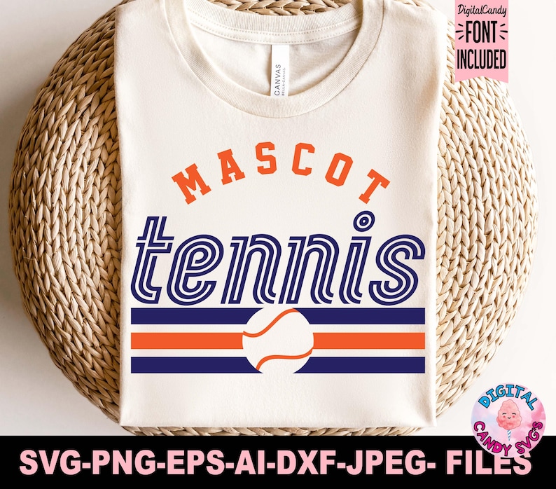 Puede incluir: Una camiseta blanca con un dise&ntilde;o azul y naranja que dice "MASCOT tennis" en una fuente retro. El dise&ntilde;o incluye un gr&aacute;fico de pelota de tenis.