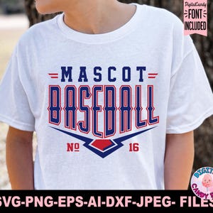 Pode incluir: Camiseta branca com um gr&aacute;fico de beisebol vermelho, branco e azul. O gr&aacute;fico diz "=MASCOT= BASEBALL" com os n&uacute;meros "NO 16" abaixo.