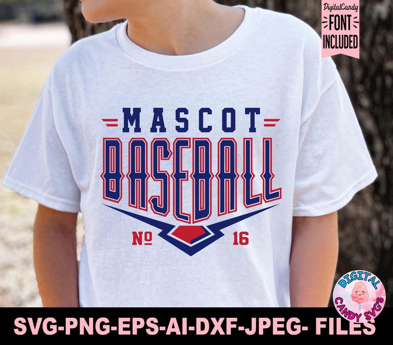 Pode incluir: Camiseta branca com um gr&aacute;fico de beisebol vermelho, branco e azul. O gr&aacute;fico diz "=MASCOT= BASEBALL" com os n&uacute;meros "NO 16" abaixo.
