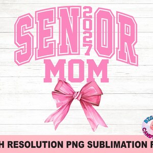 Pode incluir: Um design gr&aacute;fico com o texto SENIOR 2027 MOM numa fonte universit&aacute;ria rosa e em negrito. Abaixo do texto, encontra-se um grande la&ccedil;o rosa em estilo aguarela com fitas fluidas. No canto, existe um pequeno log&oacute;tipo circular.