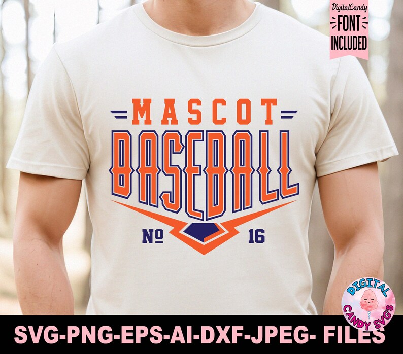 Pode incluir: Uma camiseta branca com um gr&aacute;fico de beisebol laranja e azul. O gr&aacute;fico diz "MASCOT= BASEBALL" com um diamante de beisebol e os n&uacute;meros "NO 16".
