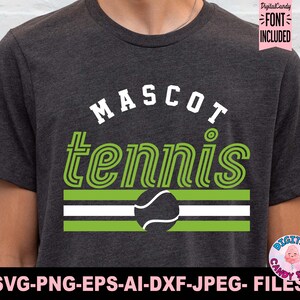 Puede incluir: Una camiseta gris oscuro con el texto "MASCOT tennis" en blanco y verde. Debajo del texto hay un dise&ntilde;o a rayas verde y blanco con un gr&aacute;fico de pelota de tenis en el centro.