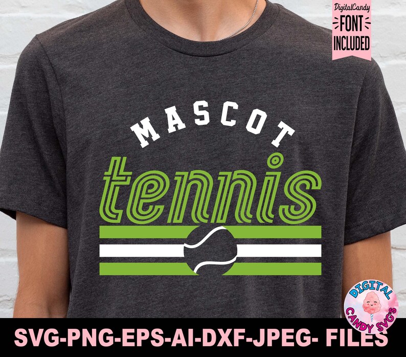 Puede incluir: Una camiseta gris oscuro con el texto "MASCOT tennis" en blanco y verde. Debajo del texto hay un dise&ntilde;o a rayas verde y blanco con un gr&aacute;fico de pelota de tenis en el centro.