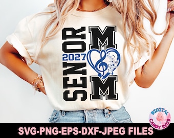 Può includere: T-shirt color crema con le parole "SENIOR 2027 MOM" in nero e blu. Un cuore blu con una chiave di violino e note musicali è al centro. La maglietta è un file digitale.