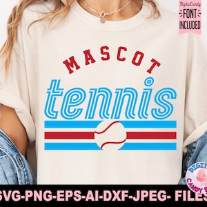 Puede incluir: Una camiseta blanca con rayas rojas y azules y el texto "MASCOT tennis" en una fuente retro. Un gr&aacute;fico de pelota de tenis est&aacute; centrado en las rayas.