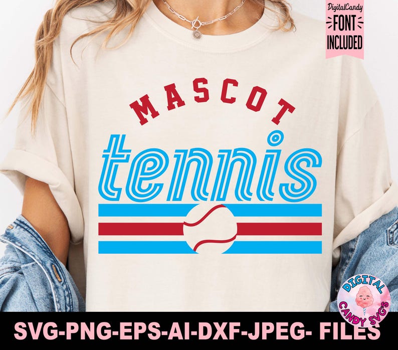 Puede incluir: Una camiseta blanca con rayas rojas y azules y el texto "MASCOT tennis" en una fuente retro. Un gr&aacute;fico de pelota de tenis est&aacute; centrado en las rayas.