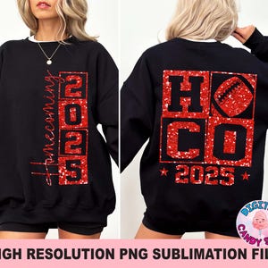 Puede incluir: Sudadera negra con ribete blanco y texto rojo brillante. Delante: "Homecoming 2025". Detrás: "HO CO" con gráfico de fútbol y "2025". Archivo digital para sublimación.