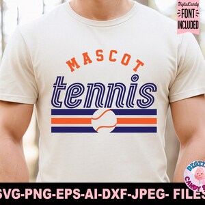 Puede incluir: Una camiseta blanca con un dise&ntilde;o gr&aacute;fico azul y naranja que dice "MASCOT tennis" con un gr&aacute;fico de pelota de tenis. El texto "DigitalCandy FONT INCLUDED" est&aacute; en un cuadro rosa en la esquina superior derecha de la imagen.