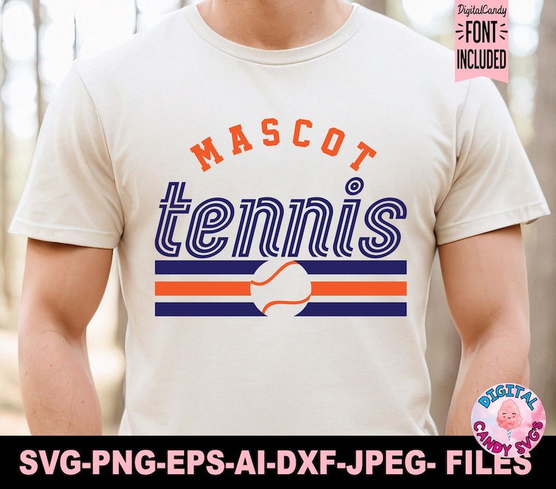 Puede incluir: Una camiseta blanca con un dise&ntilde;o gr&aacute;fico azul y naranja que dice "MASCOT tennis" con un gr&aacute;fico de pelota de tenis. El texto "DigitalCandy FONT INCLUDED" est&aacute; en un cuadro rosa en la esquina superior derecha de la imagen.