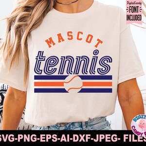 Puede incluir: Una camiseta blanca con el texto "MASCOT tennis" en letras azules y naranjas. El texto est&aacute; rodeado de rayas azules y naranjas. Una pelota de tenis se encuentra en el centro de las rayas.