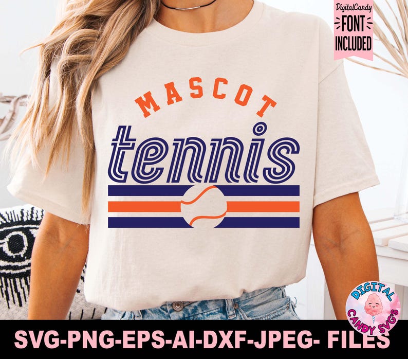 Puede incluir: Una camiseta blanca con el texto "MASCOT tennis" en letras azules y naranjas. El texto est&aacute; rodeado de rayas azules y naranjas. Una pelota de tenis se encuentra en el centro de las rayas.
