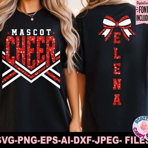 Könnte beinhalten: Ein schwarzes T-Shirt mit einer roten Glitzergrafik auf der Vorderseite, die MASCOT CHEER mit weißen Chevron-Streifen zeigt. Die Rückseite zeigt eine rote Glitzerschleife über dem vertikalen Text ELENA in rotem Glitzer. Enthält Text FONT INCLUDED.