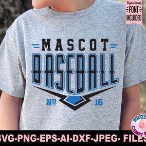Pode incluir: Uma camiseta cinza com um design de mascote de beisebol azul e preto. O design inclui o texto "MASCOT BASEBALL" com o n&uacute;mero "16" e uma forma de diamante. O texto "DigitalCandy FONT INCLUDED" est&aacute; em uma caixa rosa no canto superior direito.