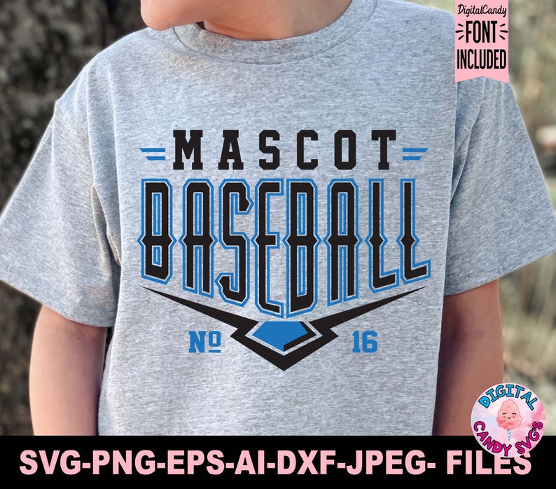 Pode incluir: Uma camiseta cinza com um design de mascote de beisebol azul e preto. O design inclui o texto "MASCOT BASEBALL" com o n&uacute;mero "16" e uma forma de diamante. O texto "DigitalCandy FONT INCLUDED" est&aacute; em uma caixa rosa no canto superior direito.
