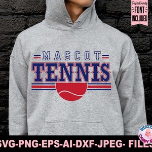Puede incluir: Sudadera con capucha gris con la inscripción "MASCOT TENNIS" en letras azules y rojas. Un gráfico de pelota de tenis roja está debajo del texto. La sudadera tiene un bolsillo delantero y una capucha con cordón.