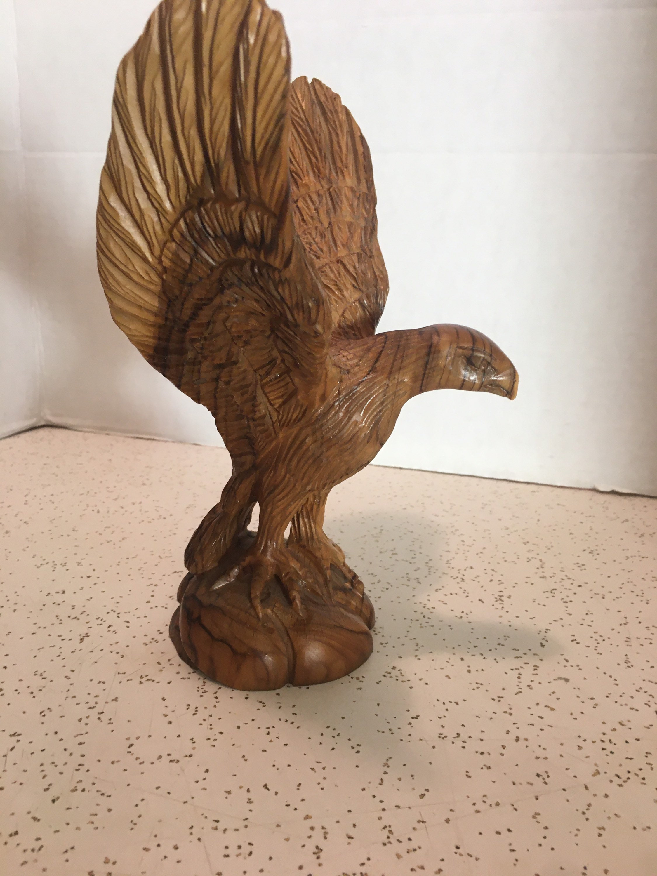 Águila de madera tallada a mano | Etsy