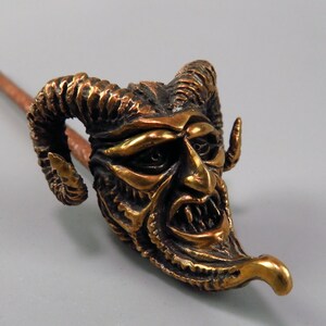 以下が含まれることがあります： 黒い持ち手と「But First, Coffee」の文字が黒い手書き風フォントで書かれた白いセラミックマグ。マグカップは白い表面に置かれています。