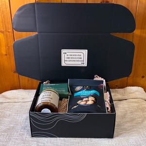 Men&#39;s Gift Box: Soy Candle, Body Bar & Gourmet Cookies