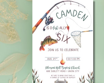 Può includere: Un invito di compleanno a tema pesca per un bambino che compie sei anni. L'invito presenta un'illustrazione ad acquerello di una canna da pesca, un pesce, una rete e un galleggiante. Il testo dell'invito recita "Camden è ufficialmente sei anni" e include i dettagli della festa, tra cui la data, l'ora e il luogo.