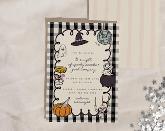 Puede incluir: Invitación a una fiesta de Halloween con un borde a cuadros en blanco y negro. La invitación incluye ilustraciones de un fantasma, un sombrero de bruja, una bola de discoteca y una calabaza. El texto dice "to a night of spooky snacks & good company".