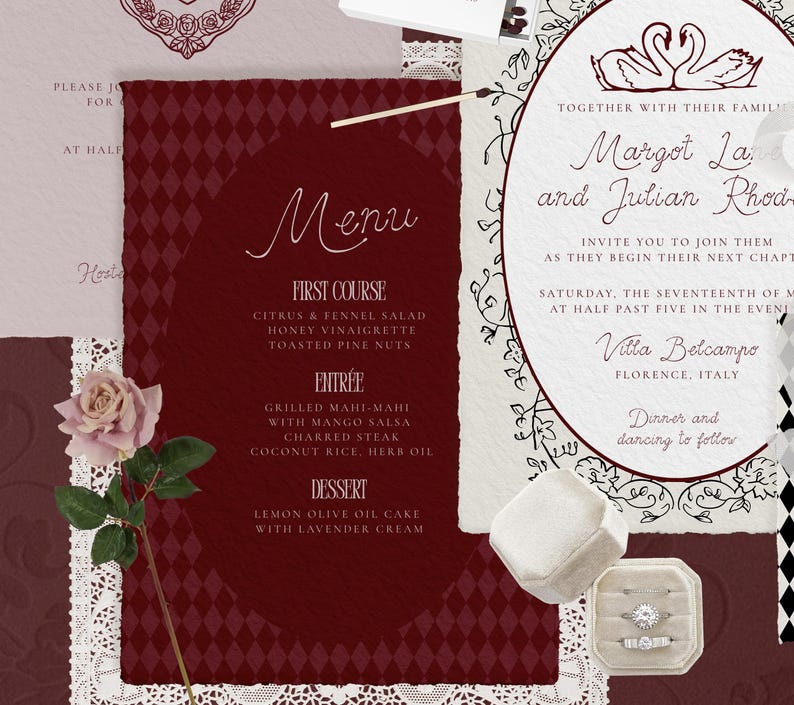 K&ouml;nnte beinhalten: Eine Hochzeitseinladungssuite mit einer weinroten Men&uuml;karte mit Rautenmuster und floralem Rand. Die Einladung enth&auml;lt die Namen Margot La und Julian Rhod, mit einer Schwan-Illustration. Eine Rose und Ringboxen sind ebenfalls vorhanden.