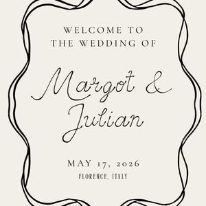 K&ouml;nnte beinhalten: Hochzeitsschild mit cremefarbenem Hintergrund und schwarzem Zierrahmen. Der Text lautet "WELCOME TO THE WEDDING OF Margot & Julian MAY 17, 2026 FLORENCE, ITALY". Zwei dekorative Schleifen befinden sich oben und unten.