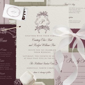 Może przedstawiać: Elegancki zestaw zaproszeń ślubnych w kolorach bordowym i kremowym. Zawiera menu, zaproszenie, kartę RSVP i pudełko zapałek z napisem "a perfect match". Zawiera motywy kwiatowe i wstążki.