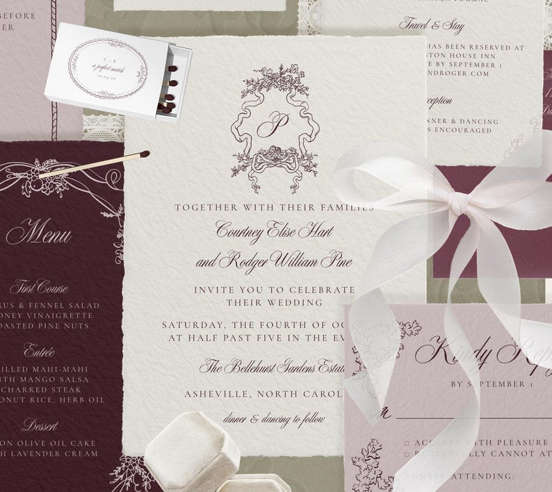 Może przedstawiać: Elegancki zestaw zaproszeń ślubnych w kolorach bordowym i kremowym. Zawiera menu, zaproszenie, kartę RSVP i pudełko zapałek z napisem "a perfect match". Zawiera motywy kwiatowe i wstążki.