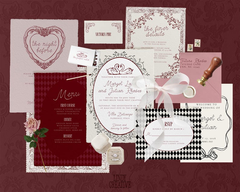 K&ouml;nnte beinhalten: Hochzeitspapeterie-Set in Burgunder-, Creme- und Wei&szlig;t&ouml;nen. Enth&auml;lt Einladungen, Antwortkarten, Men&uuml;s und ein Wachssiegel. Das Design zeigt florale Akzente und den Text "Margot & Julian Rhodes".