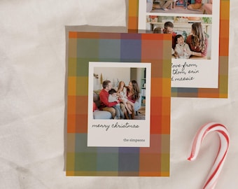 Könnte beinhalten: Weihnachtskarten mit Familienfotos. Die Karten haben ein Karomuster in Orange, Grün, Blau und Lila. Auf den Karten stehen die Worte "merry christmas" und der Familienname. Eine Zuckerstange befindet sich in der unteren rechten Ecke.