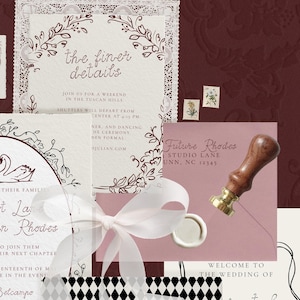 K&ouml;nnte beinhalten: Hochzeitseinladungs-Set in Burgunderrot und Creme. Das Set enth&auml;lt Einladungskarten mit floralen und Schwan-Illustrationen, ein Wachssiegel und ein Band. Der Text auf der Einladung lautet "the finer details."