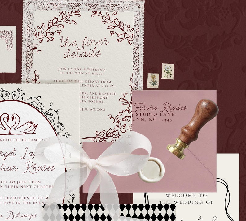 K&ouml;nnte beinhalten: Hochzeitseinladungs-Set in Burgunderrot und Creme. Das Set enth&auml;lt Einladungskarten mit floralen und Schwan-Illustrationen, ein Wachssiegel und ein Band. Der Text auf der Einladung lautet "the finer details."
