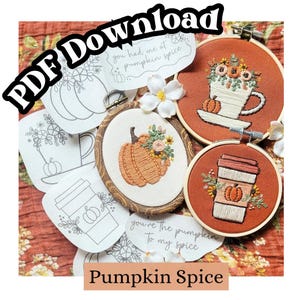 以下が含まれることがあります： カボチャとコーヒーカップの刺繍が施された3つの刺繍枠と、PDF DOWNLOAD、you had me at pumpkin spice、you're the pumpkin to my spice、Pumpkin Spiceというテキストが印刷された紙のパターン。