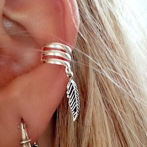 Ear Cuff con piuma d'argento, orecchini di cartilagine d'argento con piuma pendente, orecchini EarCuff in stile bohémien in argento sterling