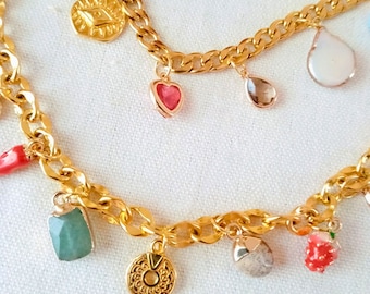 Collier charms personnalisé, collier doré avec charms, bijoux maximalistes, collier personnalisé idées cadeaux originales