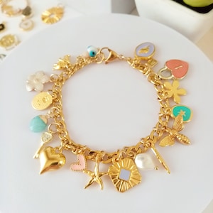 Gepersonaliseerde armband met bedels en amuletten naar wens gekozen. Kies het ontwerp voor uw gepersonaliseerde bedelarmband