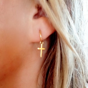 Orecchini a cerchio croce d'argento con placcato oro, cerchi d'argento oro e croce sospesa, orecchini unisex, cerchi delicati, cerchi croce d'oro