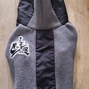 Upcycled Nike Air Jordan Hunde Hoodie Grösse S. Einzelstück! Bild 2